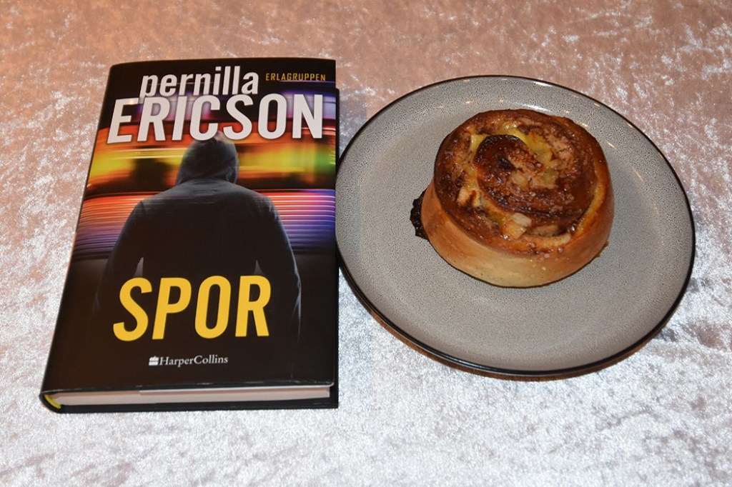 Ericson, Pernilla (2022) «Spor», HarperCollins Eplesnurrer Ingredienser 20 g Havregryn 5 ½ dl Vann 1 pakke Gjær 1 dl Olje (raps) 200 g Sukker 5 g Salt 20 g Kardemomme 1 kg Hvetemel Eplefyll: 3 ss Smør 3-4 Epler (i biter) ½ dl Sukker Kanelfyll: 4 ss Smør ¾ dl Brunt sukker 1 ss Kanel Pensling/topping: 1 Egg (sammenvispet) Perlesukker (valgfritt) https://heidisboble.no/ @heidisboble