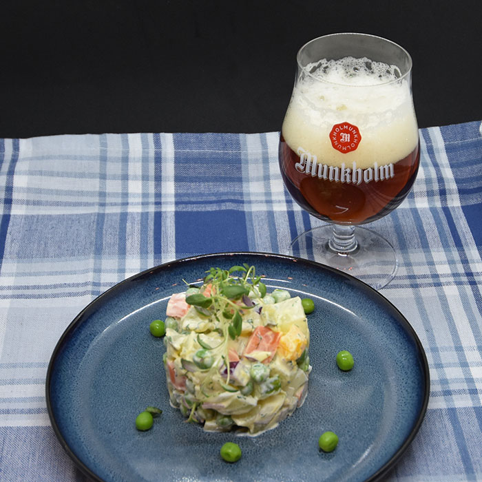 Russisk ertesalat Ingredienser 350 g Skinke (eller annet kjøtt i terninger) 3 Poteter (i terninger) 3 Gulerøtter (i terninger) 6 Egg (i terninger) 3 Sylteagurker (i terninger) 1 Løk (gjerne rød i terninger) 250 g Erter (Ikke hermetiske) ½ Agurk (i terninger) 2 dl Majones (eventuelt blandet med rømme) Dill Salt og pepper ½ ss Sukker (valgfritt) https://heidisboble.no/ @heidisboble