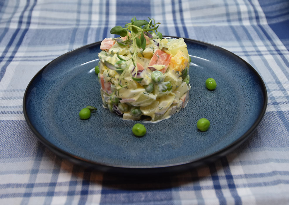 Russisk ertesalat Ingredienser 350 g Skinke (eller annet kjøtt i terninger) 3 Poteter (i terninger) 3 Gulerøtter (i terninger) 6 Egg (i terninger) 3 Sylteagurker (i terninger) 1 Løk (gjerne rød i terninger) 250 g Erter (Ikke hermetiske) ½ Agurk (i terninger) 2 dl Majones (eventuelt blandet med rømme) Dill Salt og pepper ½ ss Sukker (valgfritt) https://heidisboble.no/ @heidisboble