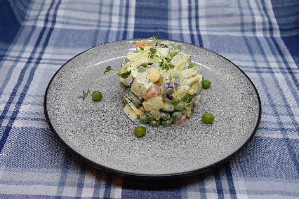 Russisk ertesalat Ingredienser 350 g Skinke (eller annet kjøtt i terninger) 3 Poteter (i terninger) 3 Gulerøtter (i terninger) 6 Egg (i terninger) 3 Sylteagurker (i terninger) 1 Løk (gjerne rød i terninger) 250 g Erter (Ikke hermetiske) ½ Agurk (i terninger) 2 dl Majones (eventuelt blandet med rømme) Dill Salt og pepper ½ ss Sukker (valgfritt) https://heidisboble.no/ @heidisboble