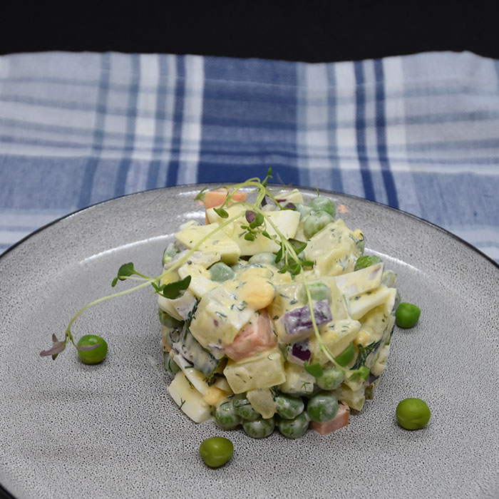 Russisk ertesalat Ingredienser 350 g Skinke (eller annet kjøtt i terninger) 3 Poteter (i terninger) 3 Gulerøtter (i terninger) 6 Egg (i terninger) 3 Sylteagurker (i terninger) 1 Løk (gjerne rød i terninger) 250 g Erter (Ikke hermetiske) ½ Agurk (i terninger) 2 dl Majones (eventuelt blandet med rømme) Dill Salt og pepper ½ ss Sukker (valgfritt) https://heidisboble.no/ @heidisboble