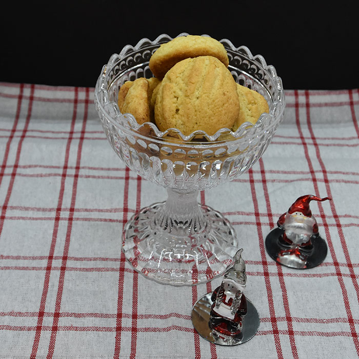 Farmors Serinakaker Ingredienser 150 g Smør 250 g Hvetemel 2 ts Bakepulver 2 ts Vaniljesukker 100 g Sukker 1-2 Egg https://heidisboble.no/ @heidisboble