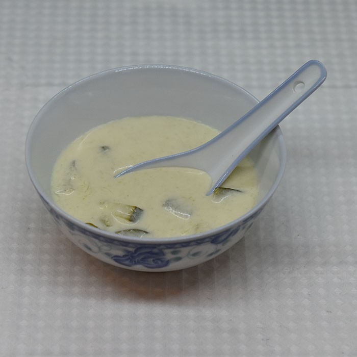 Thailandsk suppe med grønn karri og squash Ingredienser: 1 ss Olje 3 fedd Hvitløk (hakket) 1 Løk (hakket) 3 ss Grønn karri pasta (green curry paste) 1 ss Ingefær (raspet) 1 bx Kokosmelk 3 ½ dl Buljong (grønnsak) 1 Squash/ Mini-auberginer 2 ss Limesaft (presset) Vårløk (Hakket) Salt, pepper https://heidisboble.no/ @heidisboble