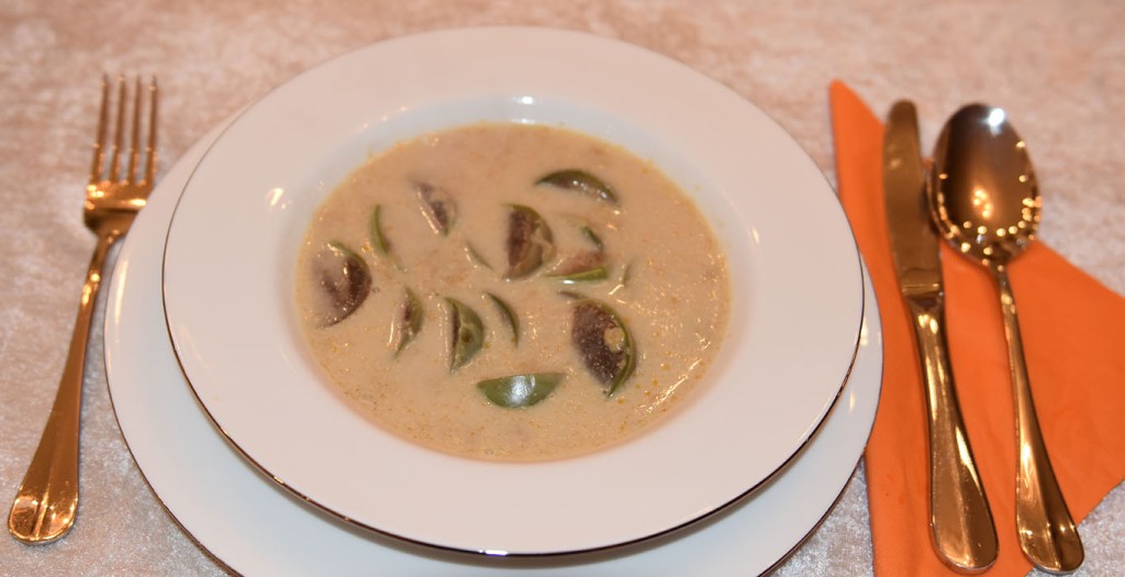 Thailandsk suppe med grønn karri og squash Ingredienser: 1 ss Olje 3 fedd Hvitløk (hakket) 1 Løk (hakket) 3 ss Grønn karri pasta (green curry paste) 1 ss Ingefær (raspet) 1 bx Kokosmelk 3 ½ dl Buljong (grønnsak) 1 Squash/ Mini-auberginer 2 ss Limesaft (presset) Vårløk (Hakket) Salt, pepper https://heidisboble.no/ @heidisboble