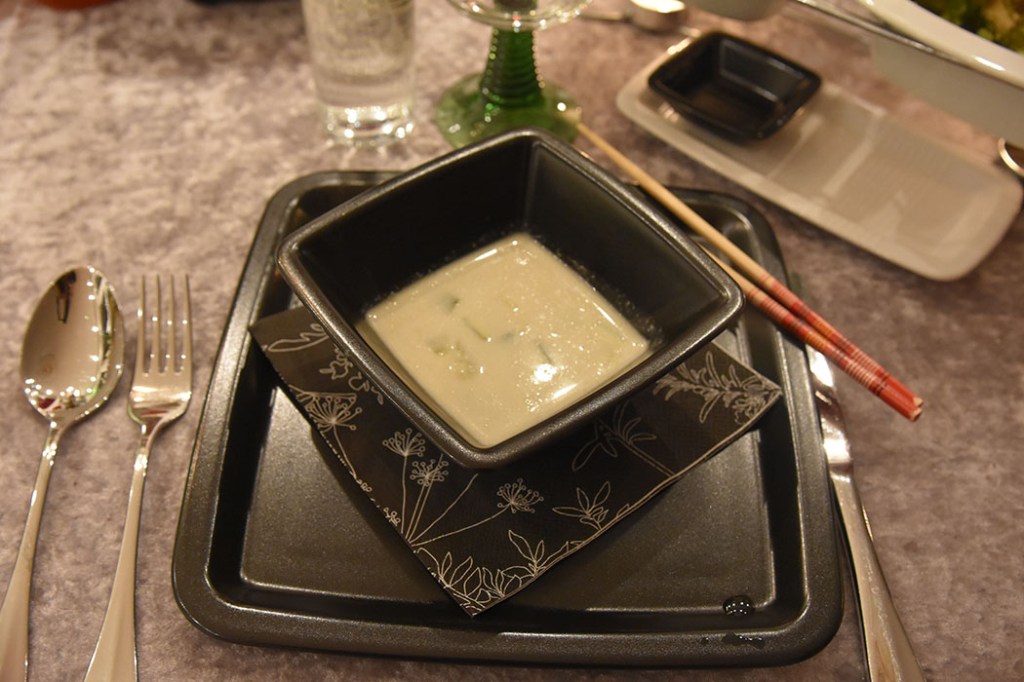 Thailandsk suppe med grønn karri og squash Ingredienser: 1 ss Olje 3 fedd Hvitløk (hakket) 1 Løk (hakket) 3 ss Grønn karri pasta (green curry paste) 1 ss Ingefær (raspet) 1 bx Kokosmelk 3 ½ dl Buljong (grønnsak) 1 Squash/ Mini-auberginer 2 ss Limesaft (presset) Vårløk (Hakket) Salt, pepper https://heidisboble.no/ @heidisboble