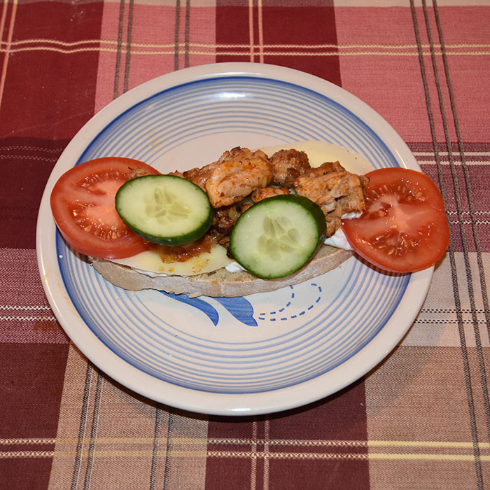 Gresk landbrød med kylling Ingredienser 4 skiver Gresk landbrød (for oppskrift trykk HER) 2 Kyllingbryst (i terninger) 1 ss Smør (eller olje) Salt, pepper, paprika ¼ Purre (grov hakket) 8 skiver Ost (hvit) 12 skiver Agurk 8 skiver Tomat 4 ss Rømme (lett) https://heidisboble.no/ @heidisboble