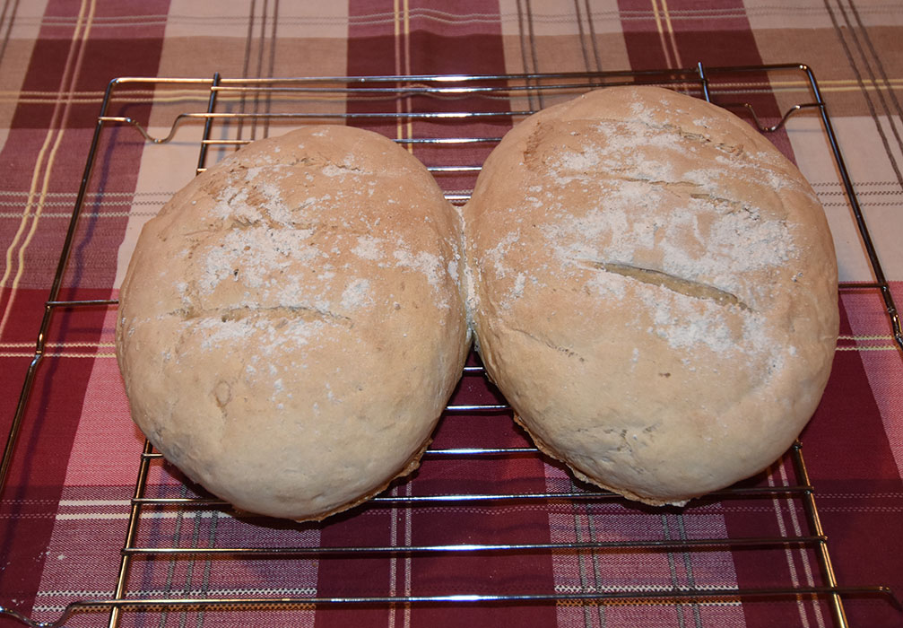 Gresk landbrød etter oppskrift fra kungsörnen Ingredienser 1 pk Grekiskt Lantbröd mel fra Kungsörnen 1 pk Gjær (50 g) 6 dl Vann (fingervarmt) https://heidisboble.no/ @heidisboble