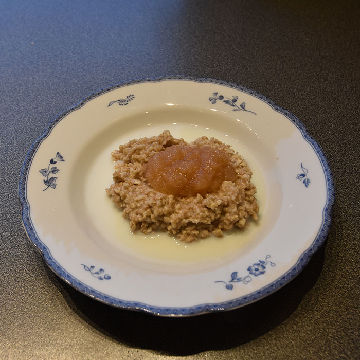 Havregrøt med Hvetekli og eplemos Ingredienser: 1 dl Havregryn 1 ss Hvetekli 1 ½ dl Vann https://heidisboble.no/ @heidisboble