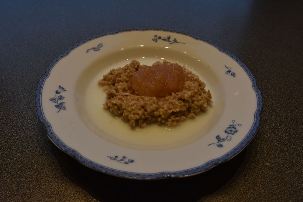 Havregrøt med Hvetekli og eplemos Ingredienser: 1 dl Havregryn 1 ss Hvetekli 1 ½ dl Vann https://heidisboble.no/ @heidisboble