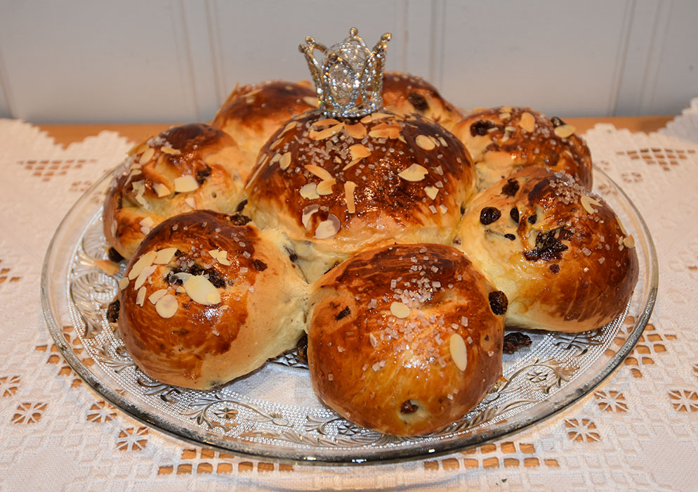 Helligtrekongerskake Ingredienser: 1 Mandel (skåldet) 125 g Rosiner ½ pk Gjær 2 ½ - 3 dl Melk (fingervarm eller kald) 75 g Smør (smeltet) 500 g Hvetemel 50 g Sukker 1 ts Salt Topping og pynt: Eggeplomme Strøsukker Mandelflak Kongekrone https://heidisboble.no/ @heidisboble