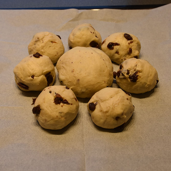 Helligtrekongerskake Ingredienser: 1 Mandel (skåldet) 125 g Rosiner ½ pk Gjær 2 ½ - 3 dl Melk (fingervarm eller kald) 75 g Smør (smeltet) 500 g Hvetemel 50 g Sukker 1 ts Salt Topping og pynt: Eggeplomme Strøsukker Mandelflak Kongekrone https://heidisboble.no/ @heidisboble