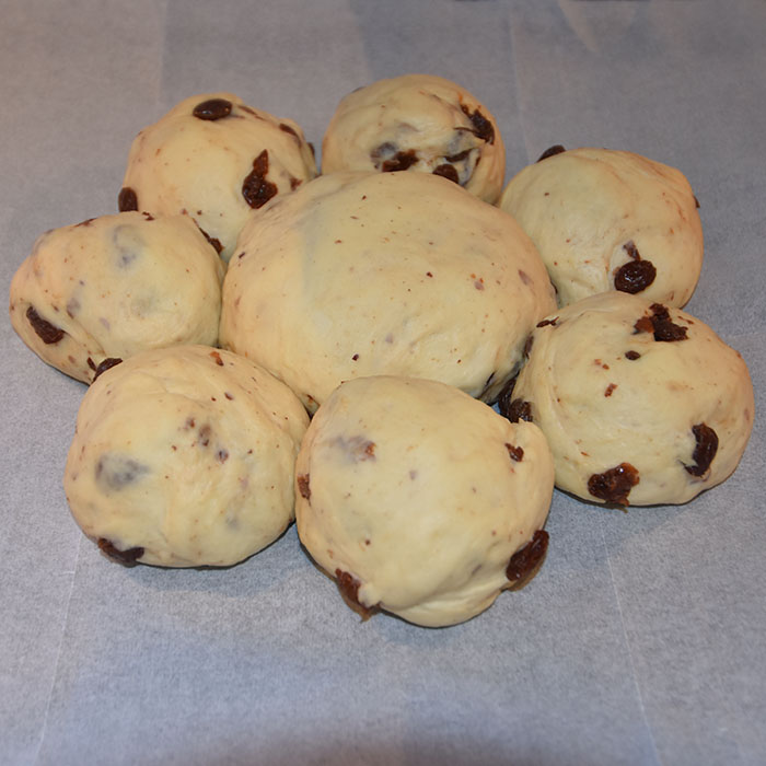 Helligtrekongerskake Ingredienser: 1 Mandel (skåldet) 125 g Rosiner ½ pk Gjær 2 ½ - 3 dl Melk (fingervarm eller kald) 75 g Smør (smeltet) 500 g Hvetemel 50 g Sukker 1 ts Salt Topping og pynt: Eggeplomme Strøsukker Mandelflak Kongekrone https://heidisboble.no/ @heidisboble