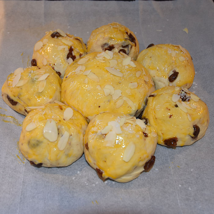 Helligtrekongerskake Ingredienser: 1 Mandel (skåldet) 125 g Rosiner ½ pk Gjær 2 ½ - 3 dl Melk (fingervarm eller kald) 75 g Smør (smeltet) 500 g Hvetemel 50 g Sukker 1 ts Salt Topping og pynt: Eggeplomme Strøsukker Mandelflak Kongekrone https://heidisboble.no/ @heidisboble