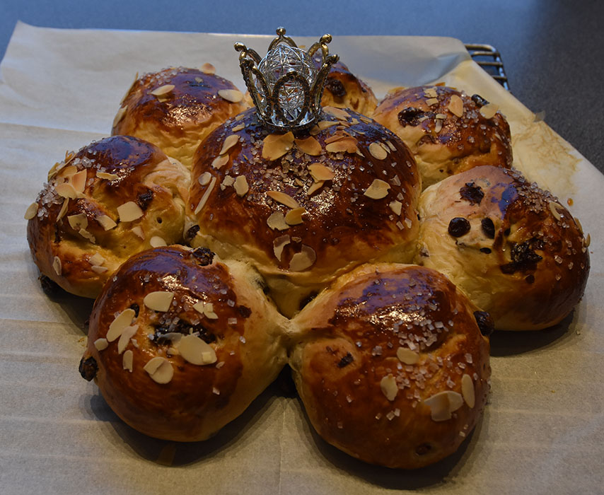 Helligtrekongerskake Ingredienser: 1 Mandel (skåldet) 125 g Rosiner ½ pk Gjær 2 ½ - 3 dl Melk (fingervarm eller kald) 75 g Smør (smeltet) 500 g Hvetemel 50 g Sukker 1 ts Salt Topping og pynt: Eggeplomme Strøsukker Mandelflak Kongekrone https://heidisboble.no/ @heidisboble