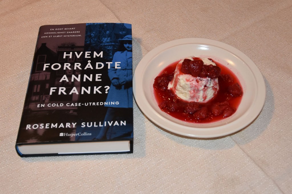 Sullivan, Rosemary (2022) «Hvem forrådte Anne Frank?», HarperCollins OG RIZ al la trautmansdorf Ingredienser 5 dl Melk 50 g Sukker 1 remse Appelsinskall 1 ss Vaniljesukker 1 klype Salt 75 g Ris 2 pl Gelatin 30 g Rosiner 1½ dl Kremfløte (pisket) Bringebærsaus: 100 g Bringebær 1 Appelsin (presset) 2 ss Sukker https://heidisboble.no/ @heidisboble