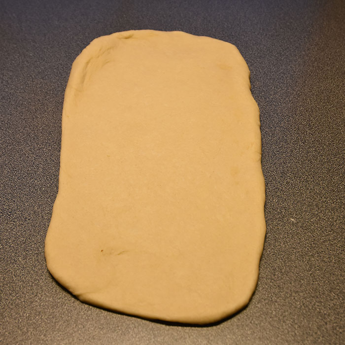 Candy-cane flette Ingredienser: 1 pk Gjær 1 dl Vann (fingervarmt) 3 ½ dl Kulturmelk 2 Egg 10-15 dl Hvetemel 100 g Smør (romtemperert) 1 dl Sukker 2 ts Bakepulver 2 ts Salt Bringebær fyll: 350 g Bringebær 1-2 ss Sukker 2 ts Maisenna ¼ ts Mandel ekstrakt ¼ ts Kardemomme Topping/pynt: Melis Vann Candy cane (knust) Rød sløyfe https://heidisboble.no/ @heidisboble