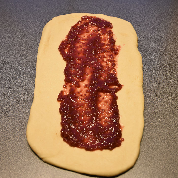 Candy-cane flette Ingredienser: 1 pk Gjær 1 dl Vann (fingervarmt) 3 ½ dl Kulturmelk 2 Egg 10-15 dl Hvetemel 100 g Smør (romtemperert) 1 dl Sukker 2 ts Bakepulver 2 ts Salt Bringebær fyll: 350 g Bringebær 1-2 ss Sukker 2 ts Maisenna ¼ ts Mandel ekstrakt ¼ ts Kardemomme Topping/pynt: Melis Vann Candy cane (knust) Rød sløyfe https://heidisboble.no/ @heidisboble