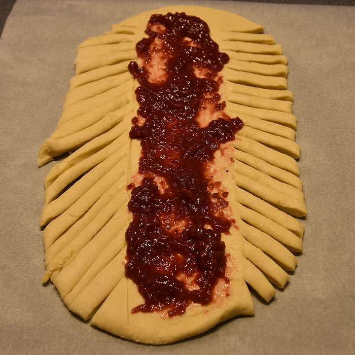 Candy-cane flette Ingredienser: 1 pk Gjær 1 dl Vann (fingervarmt) 3 ½ dl Kulturmelk 2 Egg 10-15 dl Hvetemel 100 g Smør (romtemperert) 1 dl Sukker 2 ts Bakepulver 2 ts Salt Bringebær fyll: 350 g Bringebær 1-2 ss Sukker 2 ts Maisenna ¼ ts Mandel ekstrakt ¼ ts Kardemomme Topping/pynt: Melis Vann Candy cane (knust) Rød sløyfe https://heidisboble.no/ @heidisboble