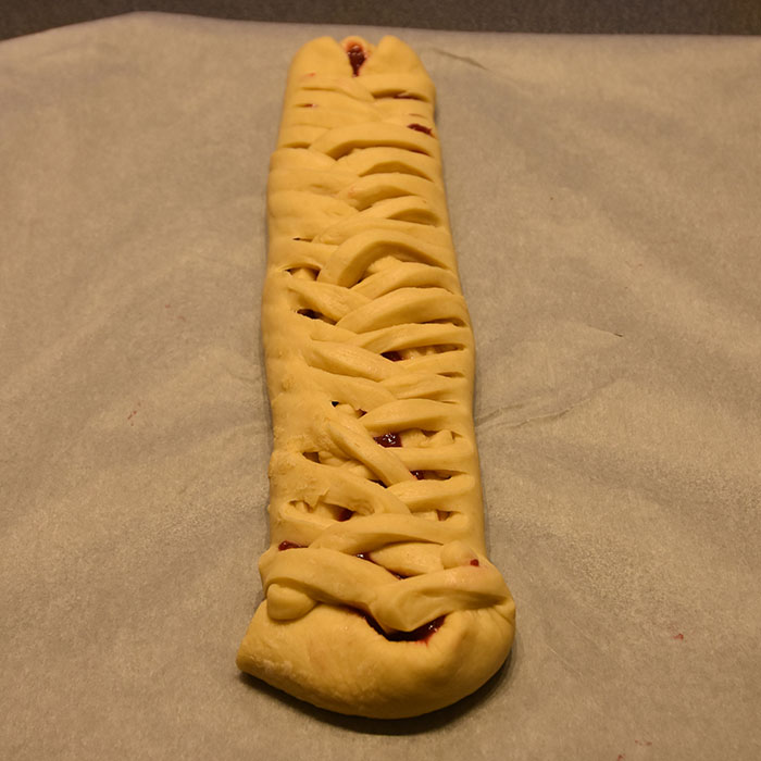 Candy-cane flette Ingredienser: 1 pk Gjær 1 dl Vann (fingervarmt) 3 ½ dl Kulturmelk 2 Egg 10-15 dl Hvetemel 100 g Smør (romtemperert) 1 dl Sukker 2 ts Bakepulver 2 ts Salt Bringebær fyll: 350 g Bringebær 1-2 ss Sukker 2 ts Maisenna ¼ ts Mandel ekstrakt ¼ ts Kardemomme Topping/pynt: Melis Vann Candy cane (knust) Rød sløyfe https://heidisboble.no/ @heidisboble