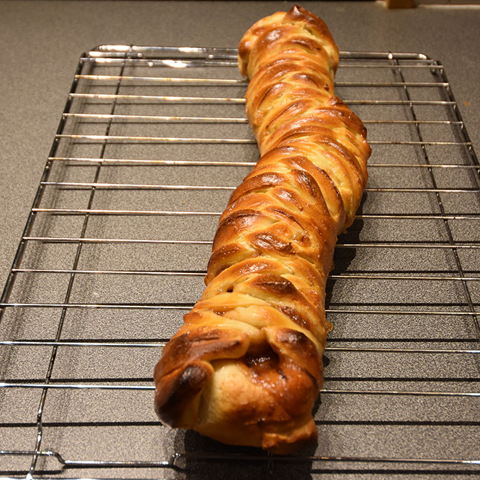 Candy-cane flette Ingredienser: 1 pk Gjær 1 dl Vann (fingervarmt) 3 ½ dl Kulturmelk 2 Egg 10-15 dl Hvetemel 100 g Smør (romtemperert) 1 dl Sukker 2 ts Bakepulver 2 ts Salt Bringebær fyll: 350 g Bringebær 1-2 ss Sukker 2 ts Maisenna ¼ ts Mandel ekstrakt ¼ ts Kardemomme Topping/pynt: Melis Vann Candy cane (knust) Rød sløyfe https://heidisboble.no/ @heidisboble