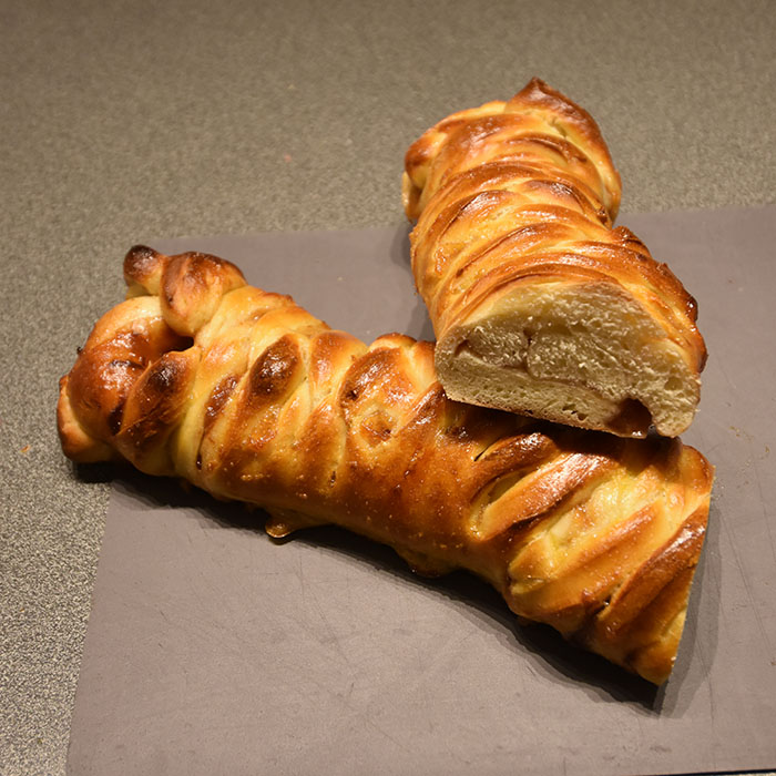 Candy-cane flette Ingredienser: 1 pk Gjær 1 dl Vann (fingervarmt) 3 ½ dl Kulturmelk 2 Egg 10-15 dl Hvetemel 100 g Smør (romtemperert) 1 dl Sukker 2 ts Bakepulver 2 ts Salt Bringebær fyll: 350 g Bringebær 1-2 ss Sukker 2 ts Maisenna ¼ ts Mandel ekstrakt ¼ ts Kardemomme Topping/pynt: Melis Vann Candy cane (knust) Rød sløyfe https://heidisboble.no/ @heidisboble