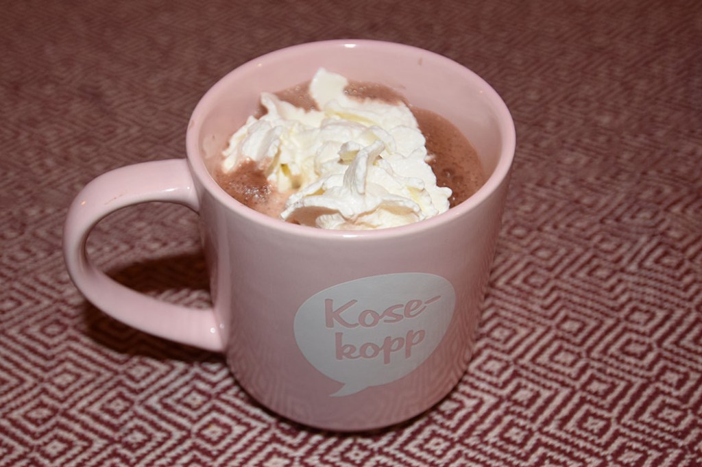 Kakao med krem Ingredienser: ½ dl Vann 1 ss Kakaopulver 2 ss Sukker 5 dl Melk 1 – 2 dl Kremfløte ½ - 1 ts Sukker https://heidisboble.no/ @heidisboble