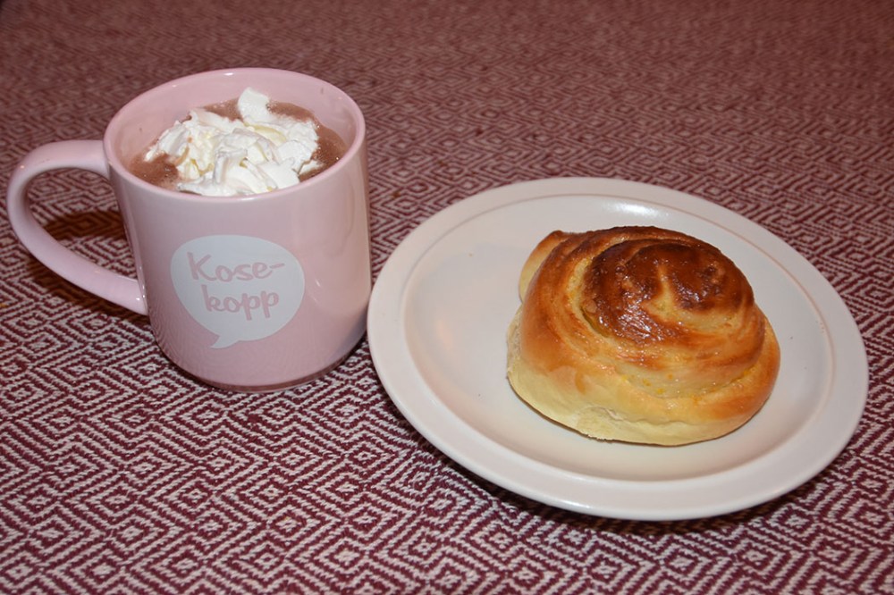 Kakao med krem Ingredienser: ½ dl Vann 1 ss Kakaopulver 2 ss Sukker 5 dl Melk 1 – 2 dl Kremfløte ½ - 1 ts Sukker Appelsinsnurrer Ingredienser: 1 dl Melk 1 ½ dl Appelsinsaft (presset) 25 g Gjær (1/2 pakke) 2 ss Sukker 1 ts Salt 3 ss Smør (mykt) 1 Egg 7 ½ - 8 dl Mel Appelsinfyll: 125 g Smør (mykt) 200 g Sukker 2 – 3 ss Appelsinskall (raspet) https://heidisboble.no/ @heidisboble