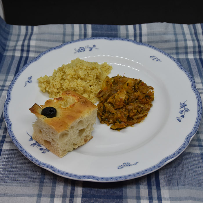 Kalkun- og eplesaus med Couscous Ingredienser: 1 ss Olje 1 ss Smør ½ Løk (liten) 1 Gulrot (liten) 1 stilk Stangselleri ¼ Purre 4 fedd Hvitløk ¼ Chili (rød, uten frø) 2 Tomat (flodde) 3 dl Kyllingkraft (buljong) 1 ss Persille (hakket) 2 ts Paprikapulver ¼ - 1 ts Kajennepepper (valgfritt) 200 g Kalkun (rester) 1 Eple (i biter) 2 dl Couscous (+ buljongterning kylling, høne eller grønnsak) Salt, pepper Koriander (hakket) https://heidisboble.no/ @heidisboble