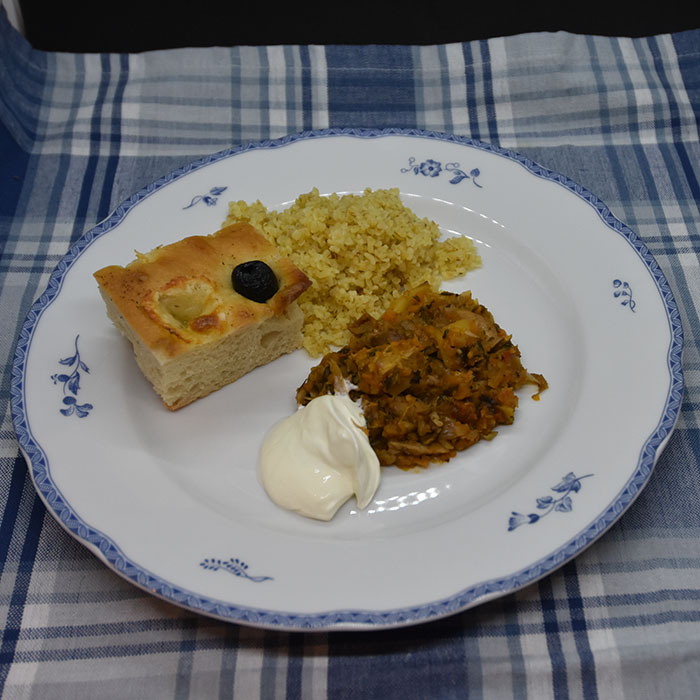 Kalkun- og eplesaus med Couscous Ingredienser: 1 ss Olje 1 ss Smør ½ Løk (liten) 1 Gulrot (liten) 1 stilk Stangselleri ¼ Purre 4 fedd Hvitløk ¼ Chili (rød, uten frø) 2 Tomat (flodde) 3 dl Kyllingkraft (buljong) 1 ss Persille (hakket) 2 ts Paprikapulver ¼ - 1 ts Kajennepepper (valgfritt) 200 g Kalkun (rester) 1 Eple (i biter) 2 dl Couscous (+ buljongterning kylling, høne eller grønnsak) Salt, pepper Koriander (hakket) https://heidisboble.no/ @heidisboble