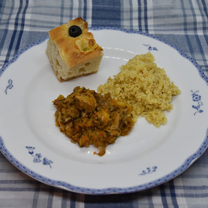 Kalkun- og eplesaus med Couscous Ingredienser: 1 ss Olje 1 ss Smør ½ Løk (liten) 1 Gulrot (liten) 1 stilk Stangselleri ¼ Purre 4 fedd Hvitløk ¼ Chili (rød, uten frø) 2 Tomat (flodde) 3 dl Kyllingkraft (buljong) 1 ss Persille (hakket) 2 ts Paprikapulver ¼ - 1 ts Kajennepepper (valgfritt) 200 g Kalkun (rester) 1 Eple (i biter) 2 dl Couscous (+ buljongterning kylling, høne eller grønnsak) Salt, pepper Koriander (hakket) https://heidisboble.no/ @heidisboble