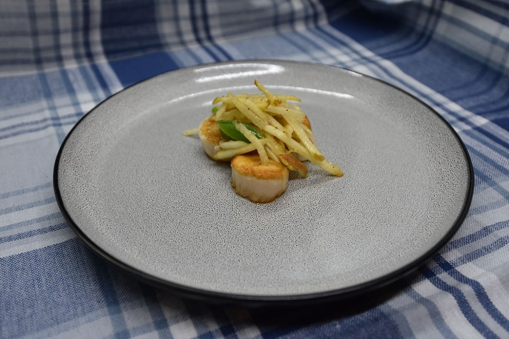 Kamskjell med en frisk eplesalat Ingredienser 8 - 12 Kamskjell (ferske eller frosne) 1 ss Olje (raps) 1 ss Smør Eplesalat: 1 Eple (strimlet) 1 ts Rapsolje (gjerne extra virgin) 8 Sukkererter (strimlet) Koriander og/eller andre grønne urter Salt, pepper (nykvernet) https://heidisboble.no/ @heidisboble