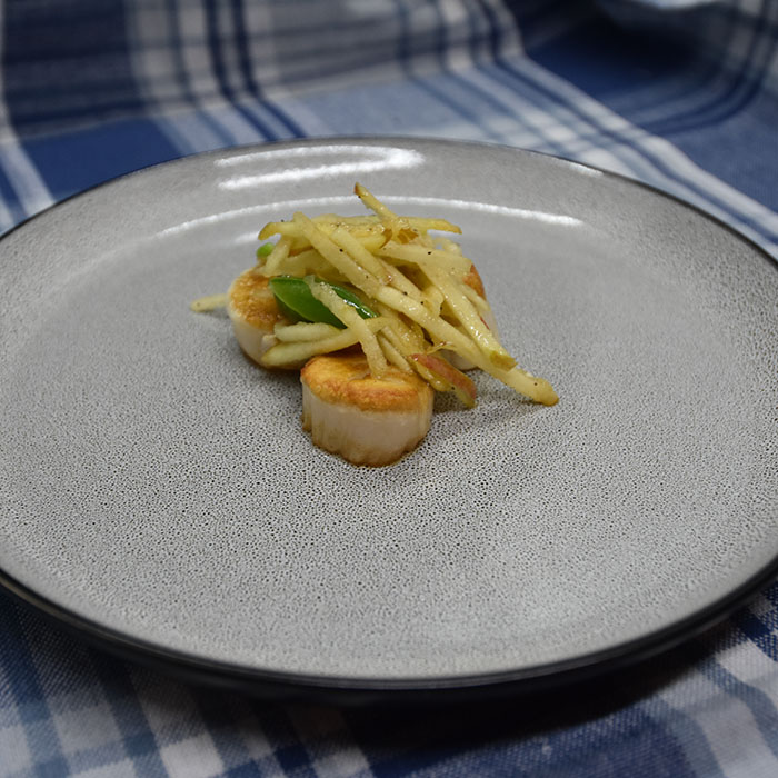 Kamskjell med en frisk eplesalat Ingredienser 8 - 12 Kamskjell (ferske eller frosne) 1 ss Olje (raps) 1 ss Smør Eplesalat: 1 Eple (strimlet) 1 ts Rapsolje (gjerne extra virgin) 8 Sukkererter (strimlet) Koriander og/eller andre grønne urter Salt, pepper (nykvernet) https://heidisboble.no/ @heidisboble