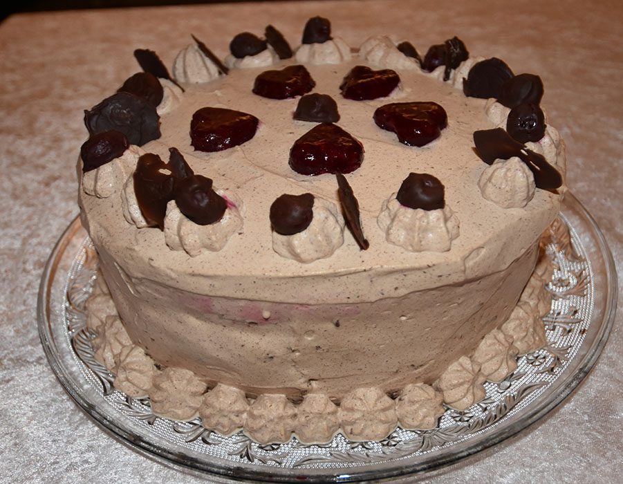 Kirsebærsjokoladekake - heidisboble original Ingredienser Kakebunn: 400 g Sukker (ca. 5 dl) 325 g Hvetemel (ca. 2 dl) 80 g Kakaopulver (ca. 2 ½ dl) 2 ts Bakepulver 2 ts Vaniljesukker 225 g Smør ½ dl Olje (nøytral) 4 Egg (romtempererte) 2 ¼ dl Melk 2 ¼ dl Kaffe (varm) 250 g Kirsebær (uten stein) Sjokolademarengs: 3 Eggehviter (romtempererte) 2 dl Sukker 1 ts Maisenna 1 ts Sitronsaft 2 ss Kakao Kirsebærgele: Ca 300 g Kirsebær - sure (5 dl) 3 ½ dl Vann 1 dl Sukker 5 pl Gelatin Sjokoladekrem: 1 dl Melk 1pl Sjokolade (mørk/lys/hvit) 3 dl Kremfløte Kirsebærkrem: 425 g Kirsebær (uten steiner) 1 dl Sukker 3 dl Vann 2 ss Maisenna 3 dl Kremfløte Tips! Du kan godt bruke kirsebærsyltetøy (oppskrift, her) i kremen istedenfor å koke nytt. Hvis syltetøyet er bløtt bruk ½ - plater gelatin i tillegg Kakaokrem: 3 dl Melk 1 Egg 25 g Maizenna 1 ss Vaniljesukker 2 ss Sukker 2 ss Kakaopulver Topping og pynt: 100 g Kokesjokolade 1 ½ ss Smør Kirsebær Kokesjokolade https://heidisboble.no/ @heidisboble