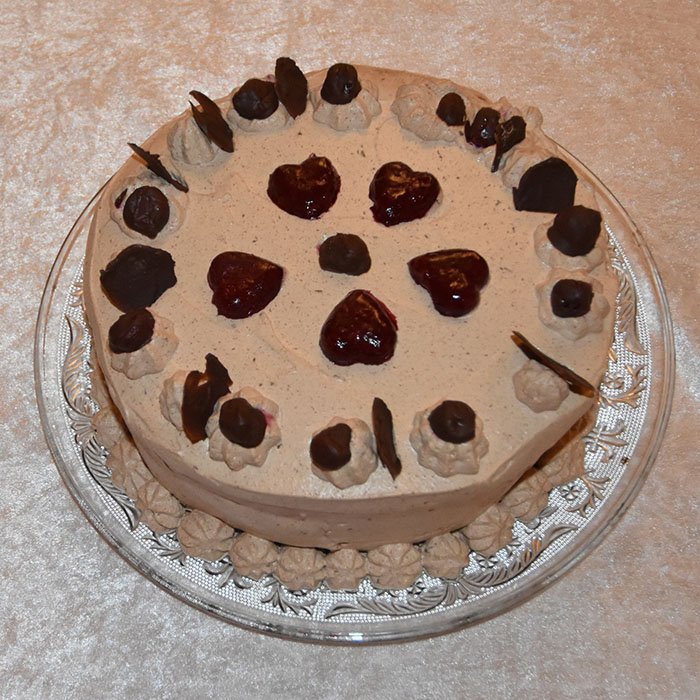 Kirsebærsjokoladekake - heidisboble original Ingredienser Kakebunn: 400 g Sukker (ca. 5 dl) 325 g Hvetemel (ca. 2 dl) 80 g Kakaopulver (ca. 2 ½ dl) 2 ts Bakepulver 2 ts Vaniljesukker 225 g Smør ½ dl Olje (nøytral) 4 Egg (romtempererte) 2 ¼ dl Melk 2 ¼ dl Kaffe (varm) 250 g Kirsebær (uten stein) Sjokolademarengs: 3 Eggehviter (romtempererte) 2 dl Sukker 1 ts Maisenna 1 ts Sitronsaft 2 ss Kakao Kirsebærgele: Ca 300 g Kirsebær - sure (5 dl) 3 ½ dl Vann 1 dl Sukker 5 pl Gelatin Sjokoladekrem: 1 dl Melk 1pl Sjokolade (mørk/lys/hvit) 3 dl Kremfløte Kirsebærkrem: 425 g Kirsebær (uten steiner) 1 dl Sukker 3 dl Vann 2 ss Maisenna 3 dl Kremfløte Tips! Du kan godt bruke kirsebærsyltetøy (oppskrift, her) i kremen istedenfor å koke nytt. Hvis syltetøyet er bløtt bruk ½ - plater gelatin i tillegg Kakaokrem: 3 dl Melk 1 Egg 25 g Maizenna 1 ss Vaniljesukker 2 ss Sukker 2 ss Kakaopulver Topping og pynt: 100 g Kokesjokolade 1 ½ ss Smør Kirsebær Kokesjokolade https://heidisboble.no/ @heidisboble