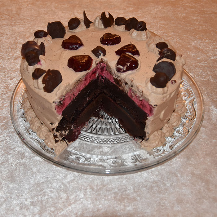 Kirsebærsjokoladekake - heidisboble original Ingredienser Kakebunn: 400 g Sukker (ca. 5 dl) 325 g Hvetemel (ca. 2 dl) 80 g Kakaopulver (ca. 2 ½ dl) 2 ts Bakepulver 2 ts Vaniljesukker 225 g Smør ½ dl Olje (nøytral) 4 Egg (romtempererte) 2 ¼ dl Melk 2 ¼ dl Kaffe (varm) 250 g Kirsebær (uten stein) Sjokolademarengs: 3 Eggehviter (romtempererte) 2 dl Sukker 1 ts Maisenna 1 ts Sitronsaft 2 ss Kakao Kirsebærgele: Ca 300 g Kirsebær - sure (5 dl) 3 ½ dl Vann 1 dl Sukker 5 pl Gelatin Sjokoladekrem: 1 dl Melk 1pl Sjokolade (mørk/lys/hvit) 3 dl Kremfløte Kirsebærkrem: 425 g Kirsebær (uten steiner) 1 dl Sukker 3 dl Vann 2 ss Maisenna 3 dl Kremfløte Tips! Du kan godt bruke kirsebærsyltetøy (oppskrift, her) i kremen istedenfor å koke nytt. Hvis syltetøyet er bløtt bruk ½ - plater gelatin i tillegg Kakaokrem: 3 dl Melk 1 Egg 25 g Maizenna 1 ss Vaniljesukker 2 ss Sukker 2 ss Kakaopulver Topping og pynt: 100 g Kokesjokolade 1 ½ ss Smør Kirsebær Kokesjokolade https://heidisboble.no/ @heidisboble