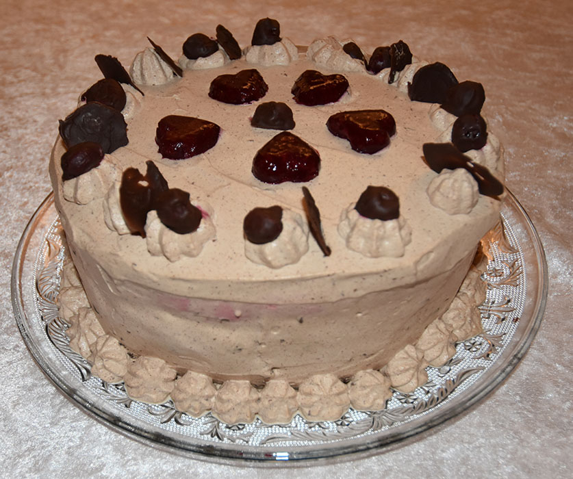 Kirsebærsjokoladekake - heidisboble original Ingredienser Kakebunn: 400 g Sukker (ca. 5 dl) 325 g Hvetemel (ca. 2 dl) 80 g Kakaopulver (ca. 2 ½ dl) 2 ts Bakepulver 2 ts Vaniljesukker 225 g Smør ½ dl Olje (nøytral) 4 Egg (romtempererte) 2 ¼ dl Melk 2 ¼ dl Kaffe (varm) 250 g Kirsebær (uten stein) Sjokolademarengs: 3 Eggehviter (romtempererte) 2 dl Sukker 1 ts Maisenna 1 ts Sitronsaft 2 ss Kakao Kirsebærgele: Ca 300 g Kirsebær - sure (5 dl) 3 ½ dl Vann 1 dl Sukker 5 pl Gelatin Sjokoladekrem: 1 dl Melk 1pl Sjokolade (mørk/lys/hvit) 3 dl Kremfløte Kirsebærkrem: 425 g Kirsebær (uten steiner) 1 dl Sukker 3 dl Vann 2 ss Maisenna 3 dl Kremfløte Tips! Du kan godt bruke kirsebærsyltetøy (oppskrift, her) i kremen istedenfor å koke nytt. Hvis syltetøyet er bløtt bruk ½ - plater gelatin i tillegg Kakaokrem: 3 dl Melk 1 Egg 25 g Maizenna 1 ss Vaniljesukker 2 ss Sukker 2 ss Kakaopulver Topping og pynt: 100 g Kokesjokolade 1 ½ ss Smør Kirsebær Kokesjokolade https://heidisboble.no/ @heidisboble