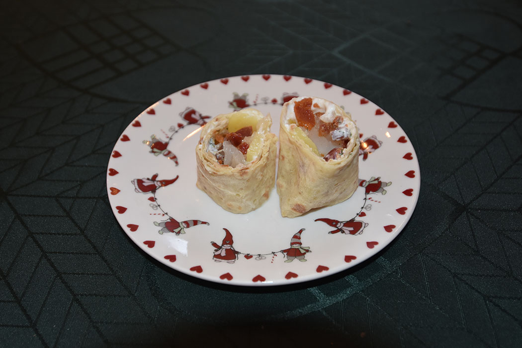 Lutefisklefser Ingredienser; 8 Lefser Lutefisk (rester) 8 Mandelpoteter (eller rester) 150 g Bacon (i biter eller rester) Rømme (drømmelett) Gressløk (hakket) https://heidisboble.no/ @heidisboble