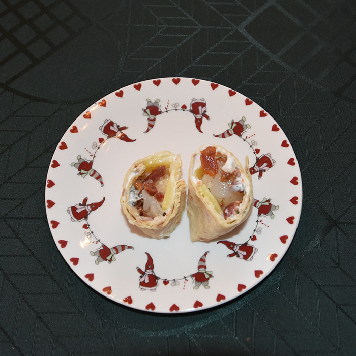 Lutefisklefser Ingredienser; 8 Lefser Lutefisk (rester) 8 Mandelpoteter (eller rester) 150 g Bacon (i biter eller rester) Rømme (drømmelett) Gressløk (hakket) https://heidisboble.no/ @heidisboble