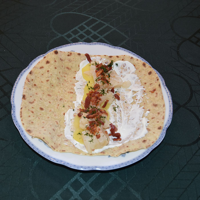 Lutefisklefser Ingredienser; 8 Lefser Lutefisk (rester) 8 Mandelpoteter (eller rester) 150 g Bacon (i biter eller rester) Rømme (drømmelett) Gressløk (hakket) https://heidisboble.no/ @heidisboble