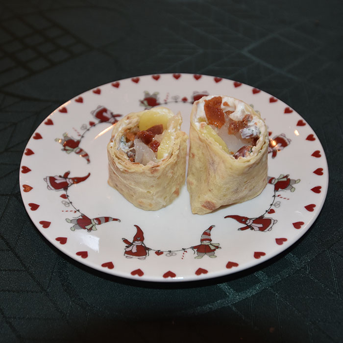 Lutefisklefser Ingredienser; 8 Lefser Lutefisk (rester) 8 Mandelpoteter (eller rester) 150 g Bacon (i biter eller rester) Rømme (drømmelett) Gressløk (hakket) https://heidisboble.no/ @heidisboble