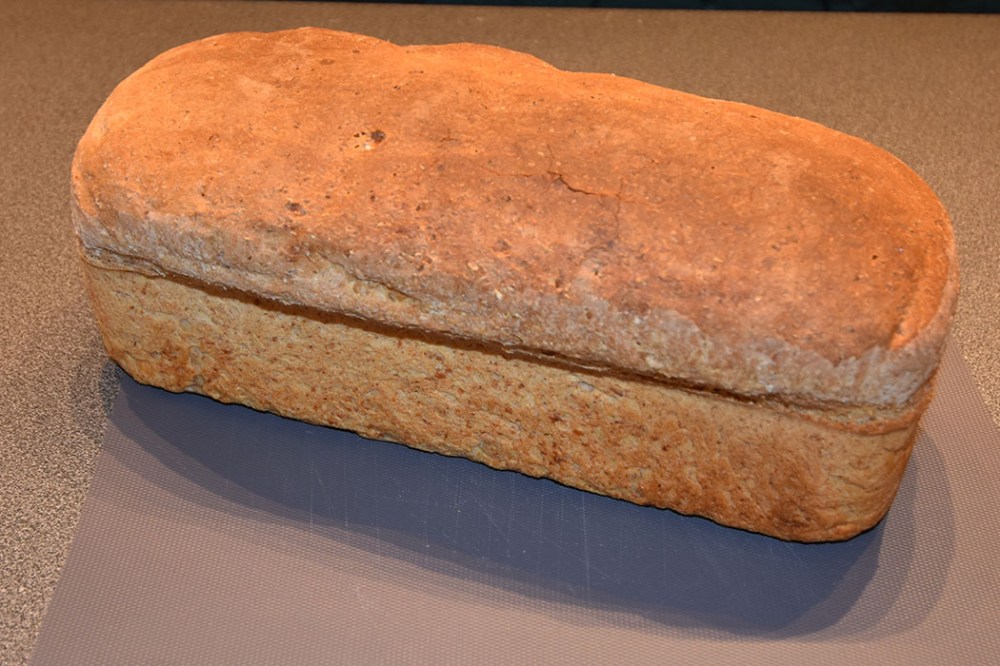 Matpakkebrød (Heidis) Ingredienser: Fordeig: 7 dl Kulturmelk (skummet) 3 dl Vann 300 g Sammalt hvete (grov) 200 g Fullkornshvete 200 g Sammalt rug (grov) 350 Sammalt rug (fin) 30 g Havregryn (lettkokte) 50 g Havrekli Hoveddeig: 3 dl Vann 50 g Gjær (fersk) 400 g Hvetemel 200 g Fullkornshvete 2 ts Salt https://heidisboble.no/ @heidisboble