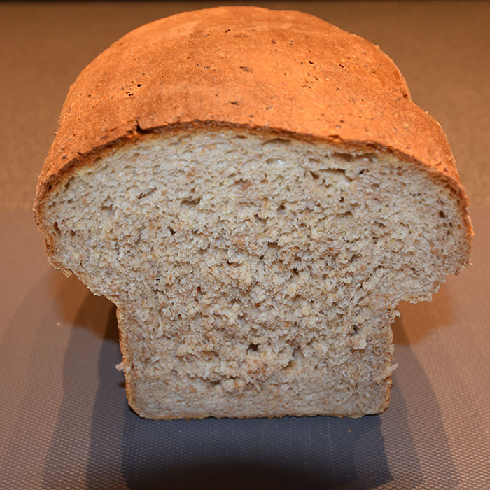 Matpakkebrød (Heidis) Ingredienser: Fordeig: 7 dl Kulturmelk (skummet) 3 dl Vann 300 g Sammalt hvete (grov) 200 g Fullkornshvete 200 g Sammalt rug (grov) 350 Sammalt rug (fin) 30 g Havregryn (lettkokte) 50 g Havrekli Hoveddeig: 3 dl Vann 50 g Gjær (fersk) 400 g Hvetemel 200 g Fullkornshvete 2 ts Salt https://heidisboble.no/ @heidisboble