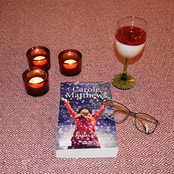 Matthews, Carole (2017) «Alle hjerter gleder seg», Cappelen Damm OG RIZ al la trautmansdorf Ingredienser 5 dl Melk 50 g Sukker 1 remse Appelsinskall 1 ss Vaniljesukker 1 klype Salt 75 g Ris 2 pl Gelatin 30 g Rosiner 1½ dl Kremfløte (pisket) Bringebærsaus: 100 g Bringebær 1 Appelsin (presset) 2 ss Sukker https://heidisboble.no/ @heidisboble