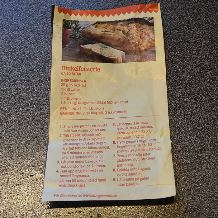 Hedisboble tester oppskrifter: Spelt Focaaccia – Dinelfocaccia etter oppskrift fra Kungsørnen Ingredienser: 25 g Gjær (½ pk) 6 ½ dl Vann 1 ss Olje 1 kg Spelt mel 2 ts Salt Topping (valgfritt): 2 ss Olivenolje Rosmarin Hvitløk Oliven 1 Mozzarella Flaksalt https://heidisboble.no/ @heidisboble