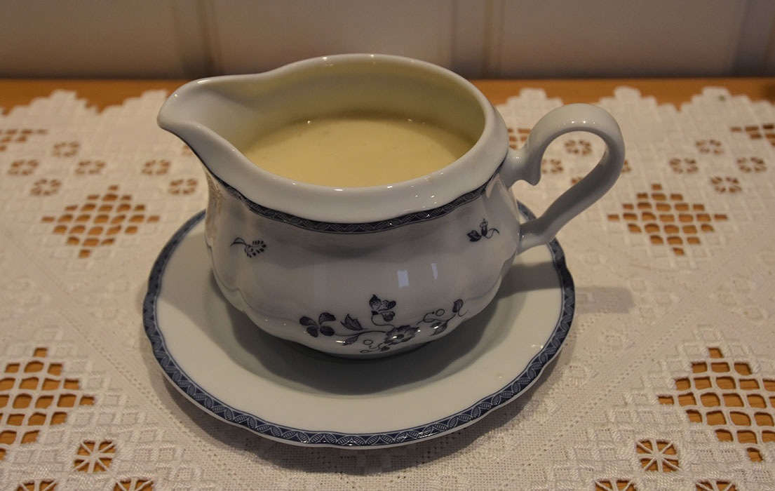 Ostesaus Ingredienser: 2 ss Hvetemel 4 dl Melk ½ ts Salt ½ ts Pepper 75 g Ost (hvit – raspet) https://heidisboble.no/ @heidisboble