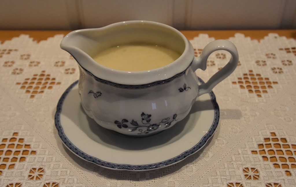 Ostesaus Ingredienser: 2 ss Hvetemel 4 dl Melk ½ ts Salt ½ ts Pepper 75 g Ost (hvit – raspet) https://heidisboble.no/ @heidisboble