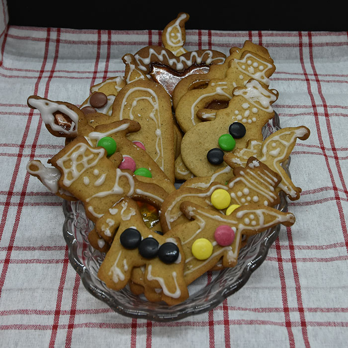 Pepperkakedeig til pepperkakehus (og pepperkaker selvfølgelig) Ingredienser 450 g Hvetemel 150 g Smør 1 dl Sirup (125 g) 2 dl Sukker 1 dl Kremfløte ½ ts Nellik ½ ts Ingefær ½ ts Pepper 2 ts Kanel 1 ts Bakepulver For montering og pynt: Sukker (smeltet) Kjærligheter på pinne Melis Konditorfarge Non-stop og/eller annet godteri https://heidisboble.no/ @heidisboble