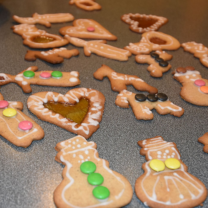 Pepperkakedeig til pepperkakehus (og pepperkaker selvfølgelig) Ingredienser 450 g Hvetemel 150 g Smør 1 dl Sirup (125 g) 2 dl Sukker 1 dl Kremfløte ½ ts Nellik ½ ts Ingefær ½ ts Pepper 2 ts Kanel 1 ts Bakepulver For montering og pynt: Sukker (smeltet) Kjærligheter på pinne Melis Konditorfarge Non-stop og/eller annet godteri https://heidisboble.no/ @heidisboble