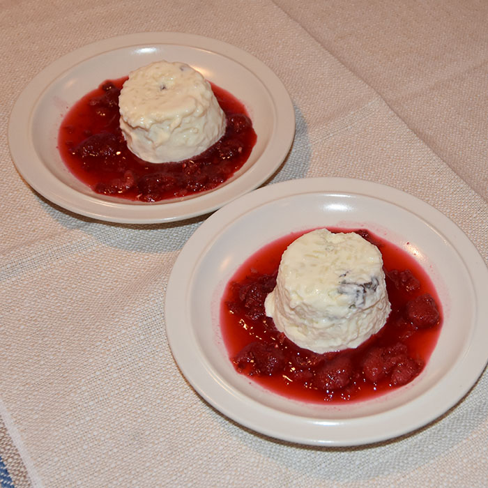 RIZ al la trautmansdorf Ingredienser 5 dl Melk 50 g Sukker 1 remse Appelsinskall 1 ss Vaniljesukker 1 klype Salt 75 g Ris 2 pl Gelatin 30 g Rosiner 1½ dl Kremfløte (pisket) Bringebærsaus: 100 g Bringebær 1 Appelsin (presset) 2 ss Sukker https://heidisboble.no/ @heidisboble