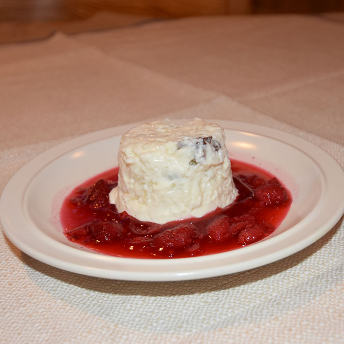 RIZ al la trautmansdorf Ingredienser 5 dl Melk 50 g Sukker 1 remse Appelsinskall 1 ss Vaniljesukker 1 klype Salt 75 g Ris 2 pl Gelatin 30 g Rosiner 1½ dl Kremfløte (pisket) Bringebærsaus: 100 g Bringebær 1 Appelsin (presset) 2 ss Sukker https://heidisboble.no/ @heidisboble